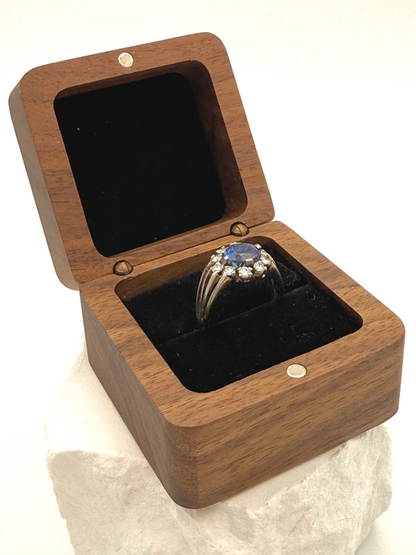 Exquisite vintage sapphire ring with brilliant-cut diamonds in 18k white gold