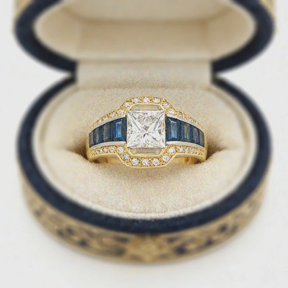 Atemberaubender Luxus: 750 Gelbgold Ring mit großem Princess Diamant & tiefblauen Saphiren