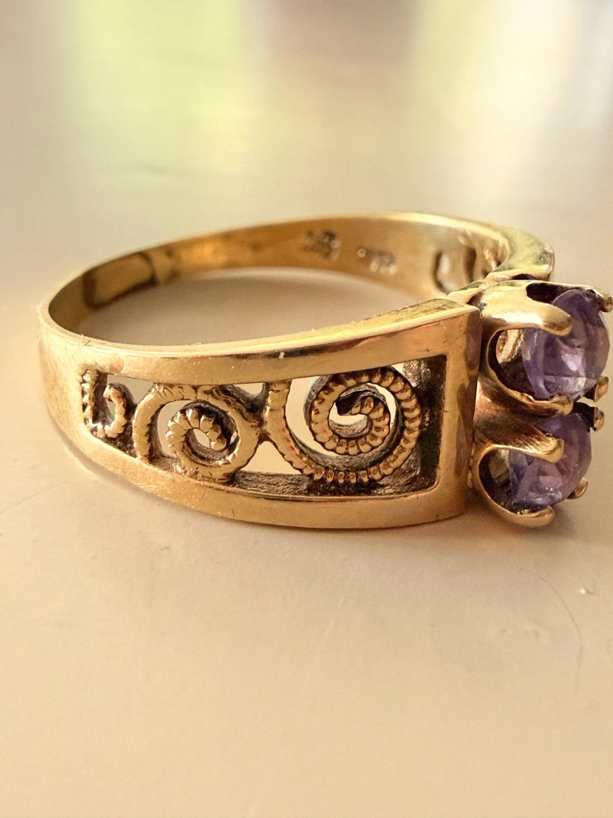 Edler Ring aus 585 Gelbgold mit zwei Amethysten – Größe 58