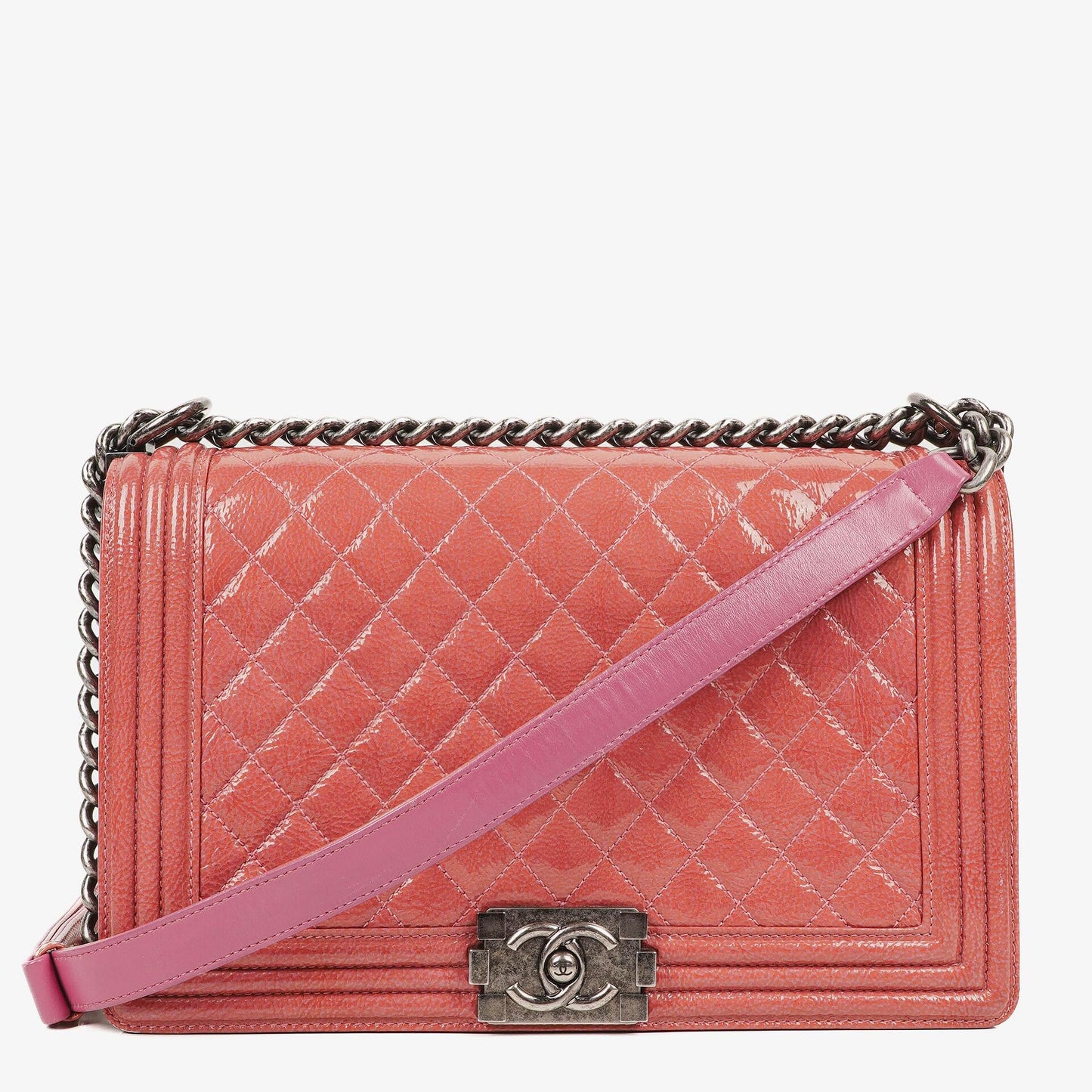 Chanel Boy Large Klappentasche aus rosa gestepptem Distressed-Lackleder