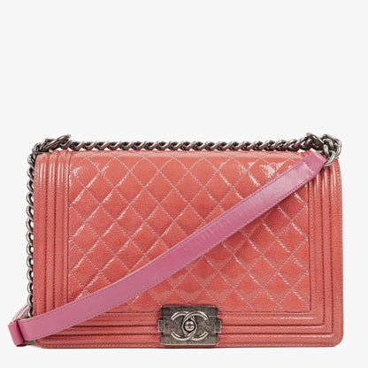 Chanel Boy Large Klappentasche aus rosa gestepptem Distressed-Lackleder