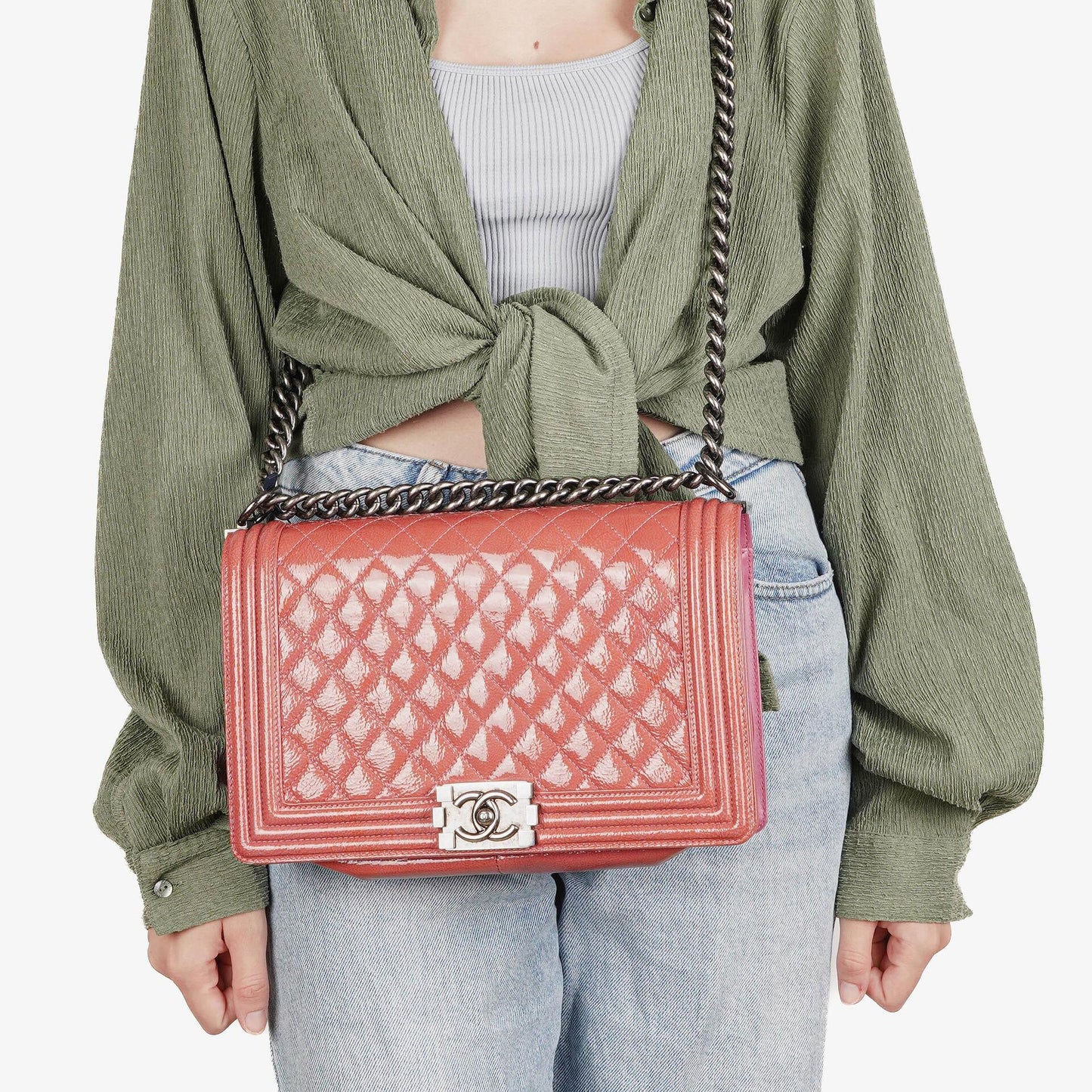 Chanel Boy Large Klappentasche aus rosa gestepptem Distressed-Lackleder