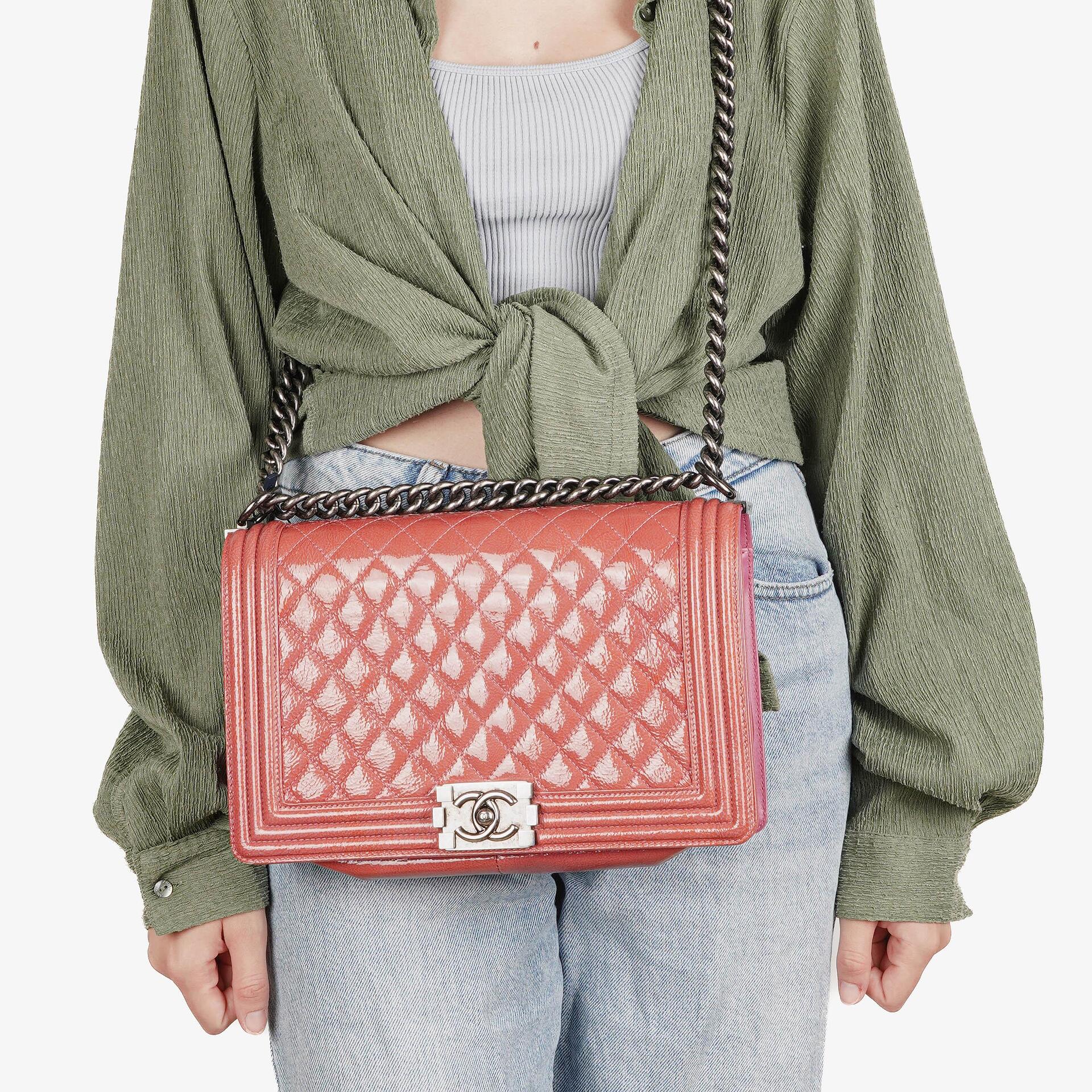 Chanel Boy Large Klappentasche aus rosa gestepptem Distressed-Lackleder