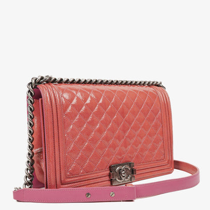 Chanel Boy Large Klappentasche aus rosa gestepptem Distressed-Lackleder