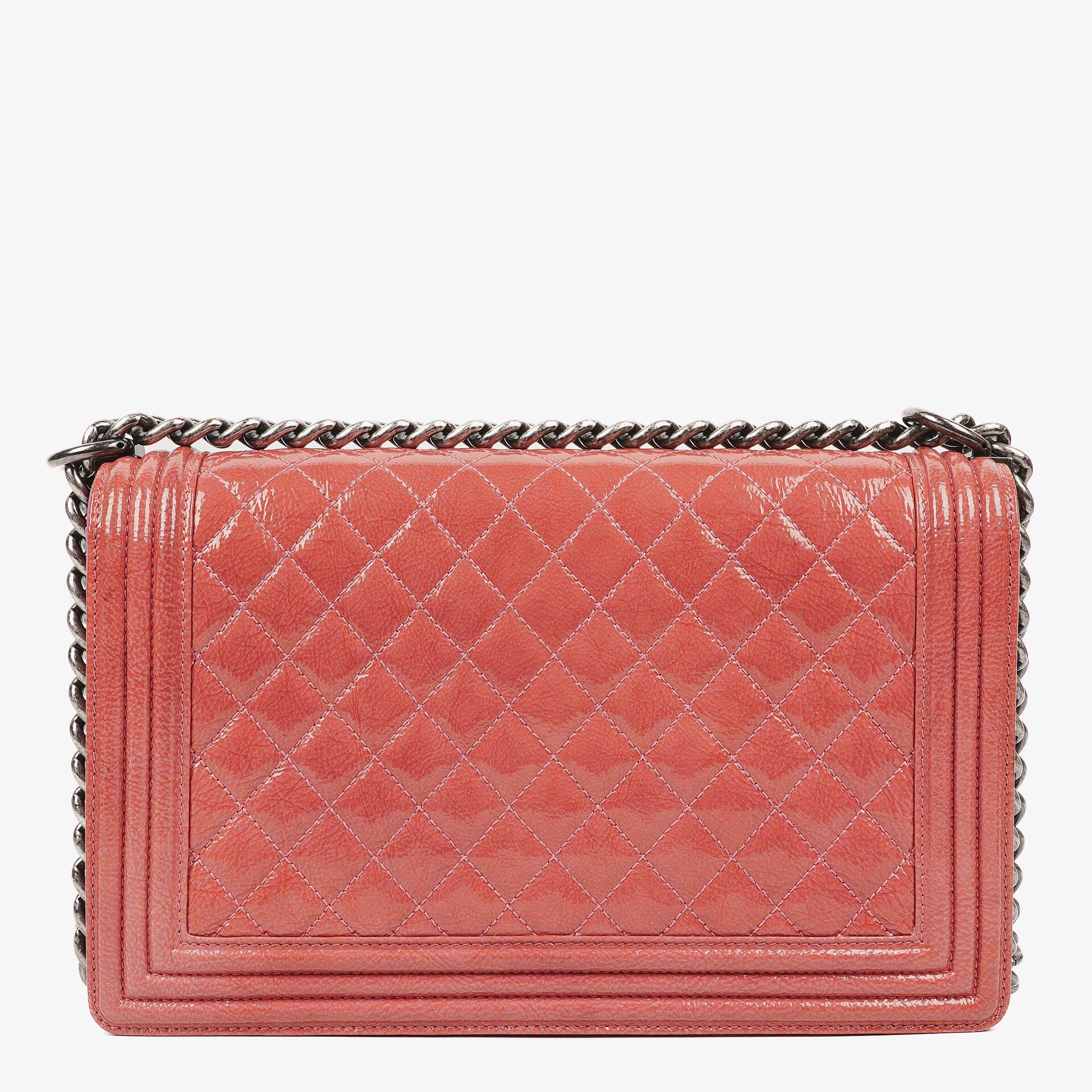 Chanel Boy Large Klappentasche aus rosa gestepptem Distressed-Lackleder