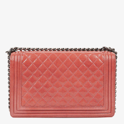 Chanel Boy Large Klappentasche aus rosa gestepptem Distressed-Lackleder