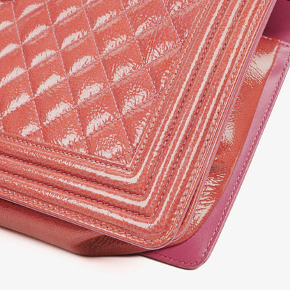 Chanel Boy Large Klappentasche aus rosa gestepptem Distressed-Lackleder