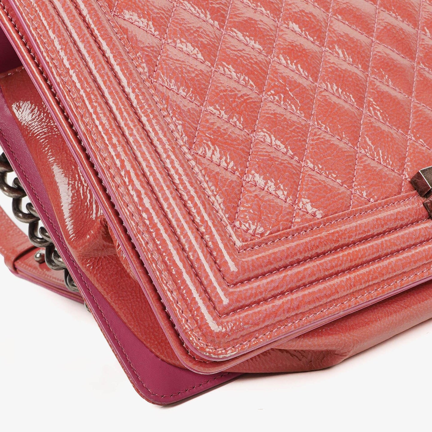 Chanel Boy Large Klappentasche aus rosa gestepptem Distressed-Lackleder
