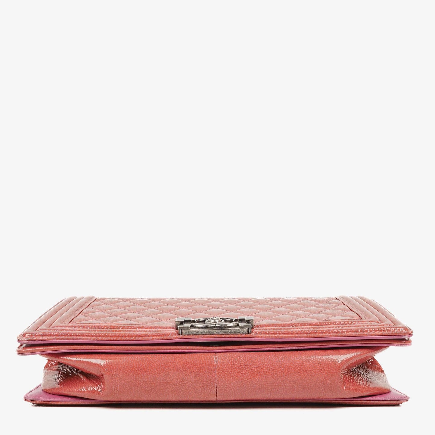 Chanel Boy Large Klappentasche aus rosa gestepptem Distressed-Lackleder