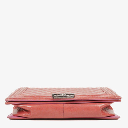 Chanel Boy Large Klappentasche aus rosa gestepptem Distressed-Lackleder