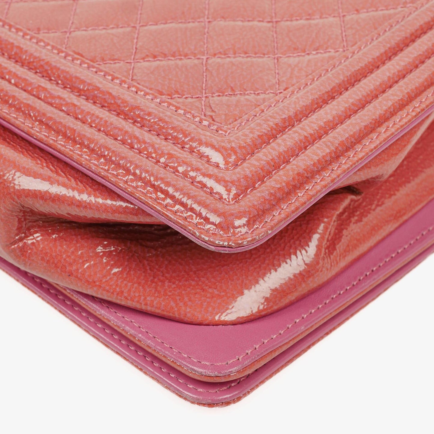 Chanel Boy Large Klappentasche aus rosa gestepptem Distressed-Lackleder