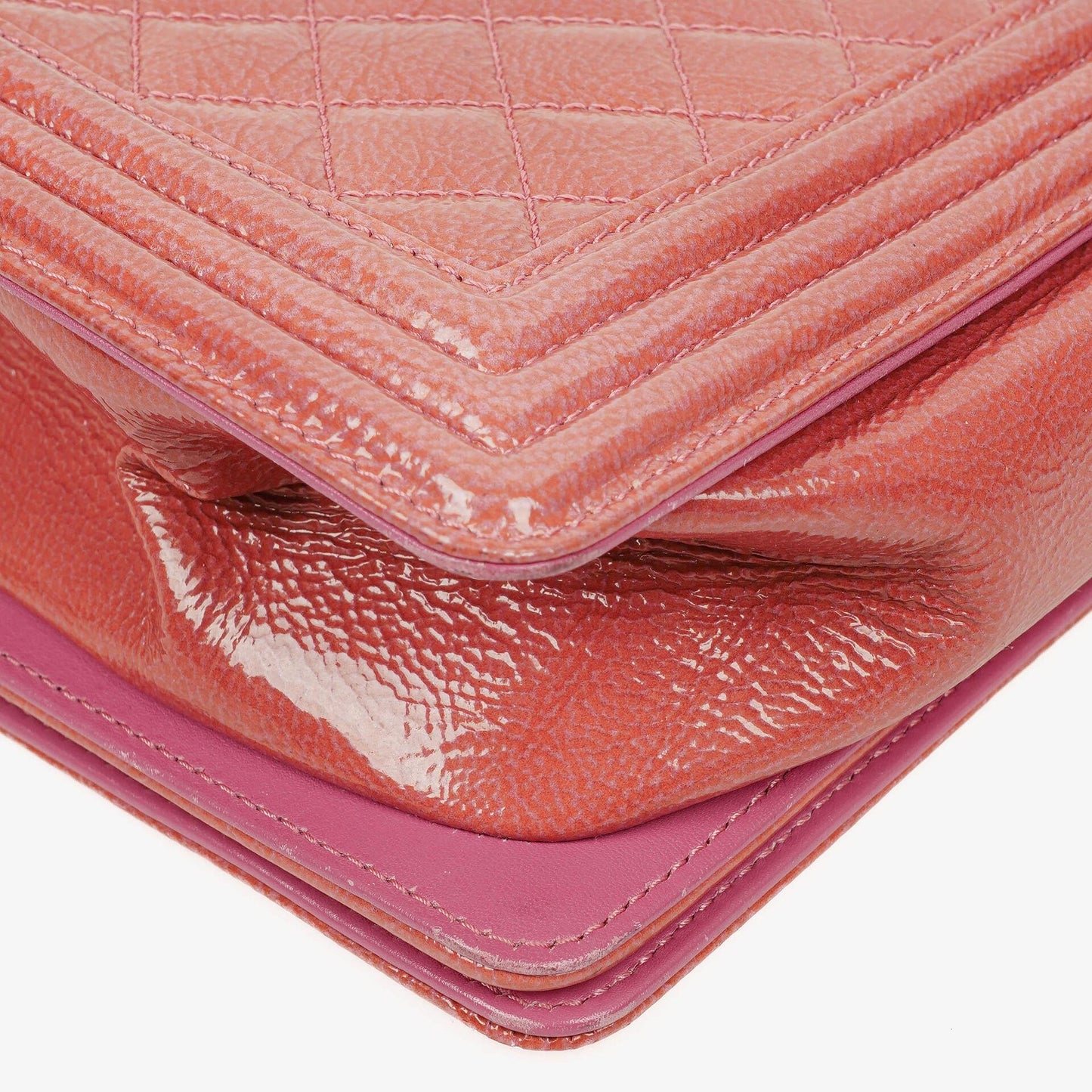 Chanel Boy Large Klappentasche aus rosa gestepptem Distressed-Lackleder
