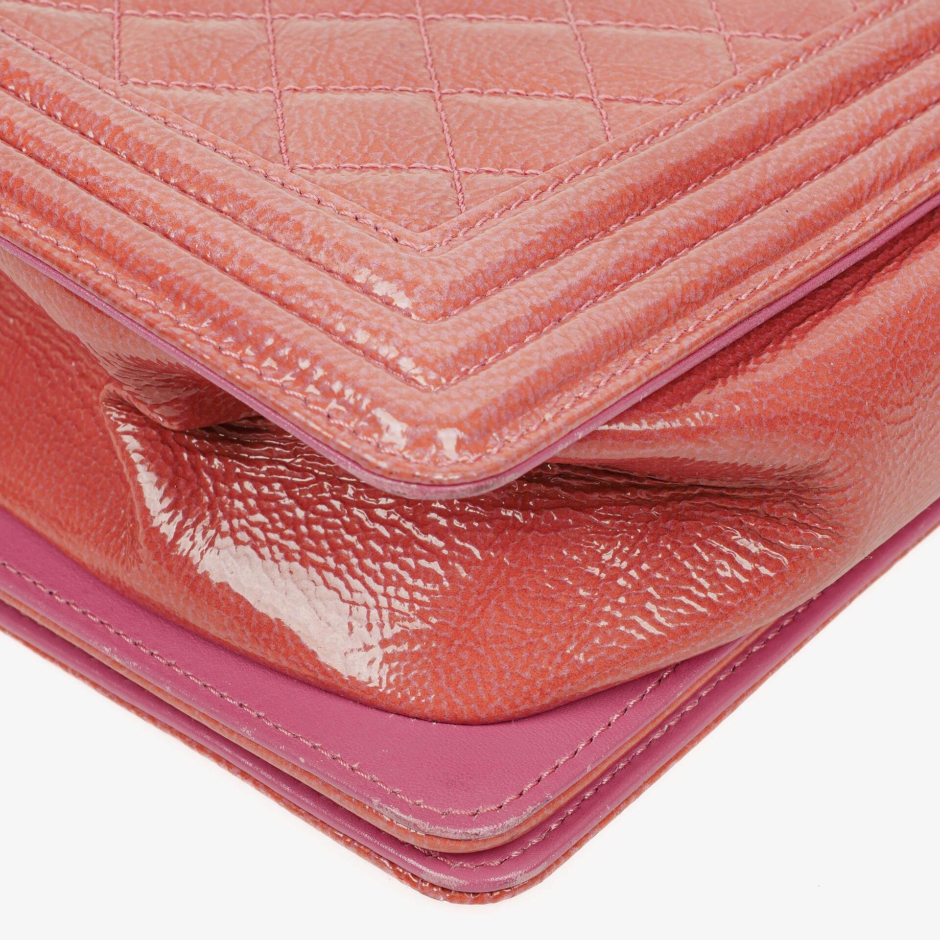 Chanel Boy Large Klappentasche aus rosa gestepptem Distressed-Lackleder