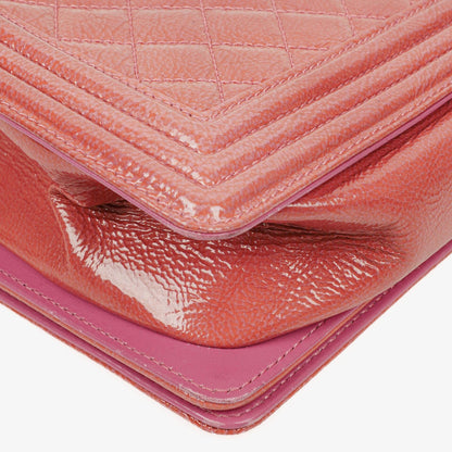 Chanel Boy Large Klappentasche aus rosa gestepptem Distressed-Lackleder