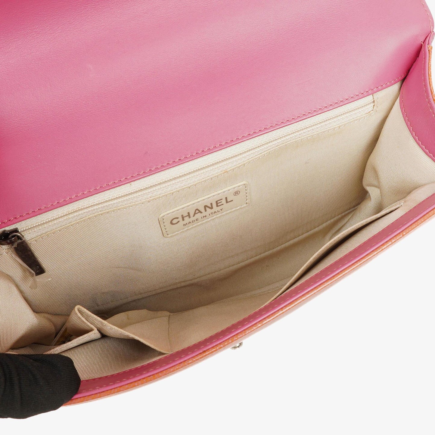 Chanel Boy Large Klappentasche aus rosa gestepptem Distressed-Lackleder