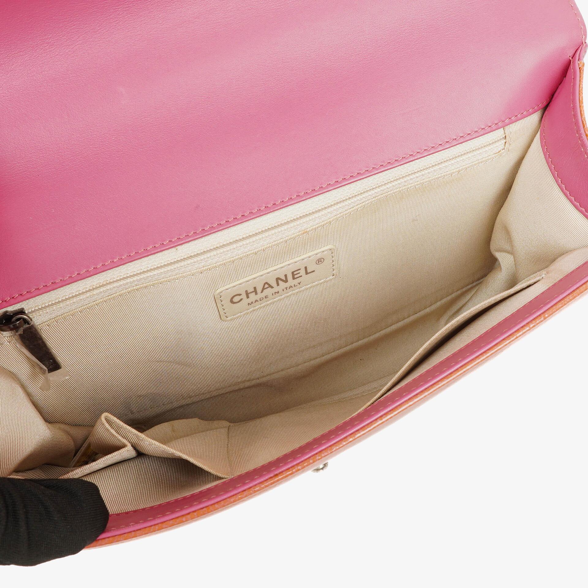 Chanel Boy Large Klappentasche aus rosa gestepptem Distressed-Lackleder
