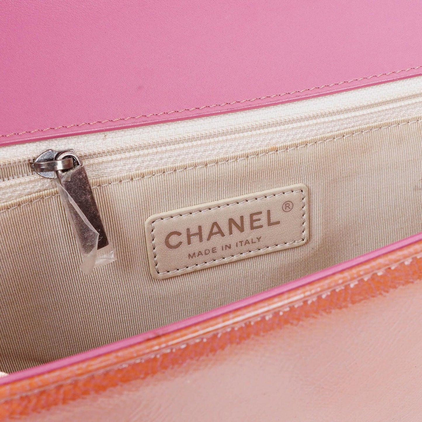 Chanel Boy Large Klappentasche aus rosa gestepptem Distressed-Lackleder