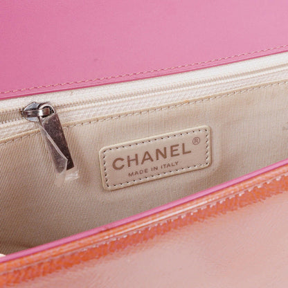 Chanel Boy Large Klappentasche aus rosa gestepptem Distressed-Lackleder