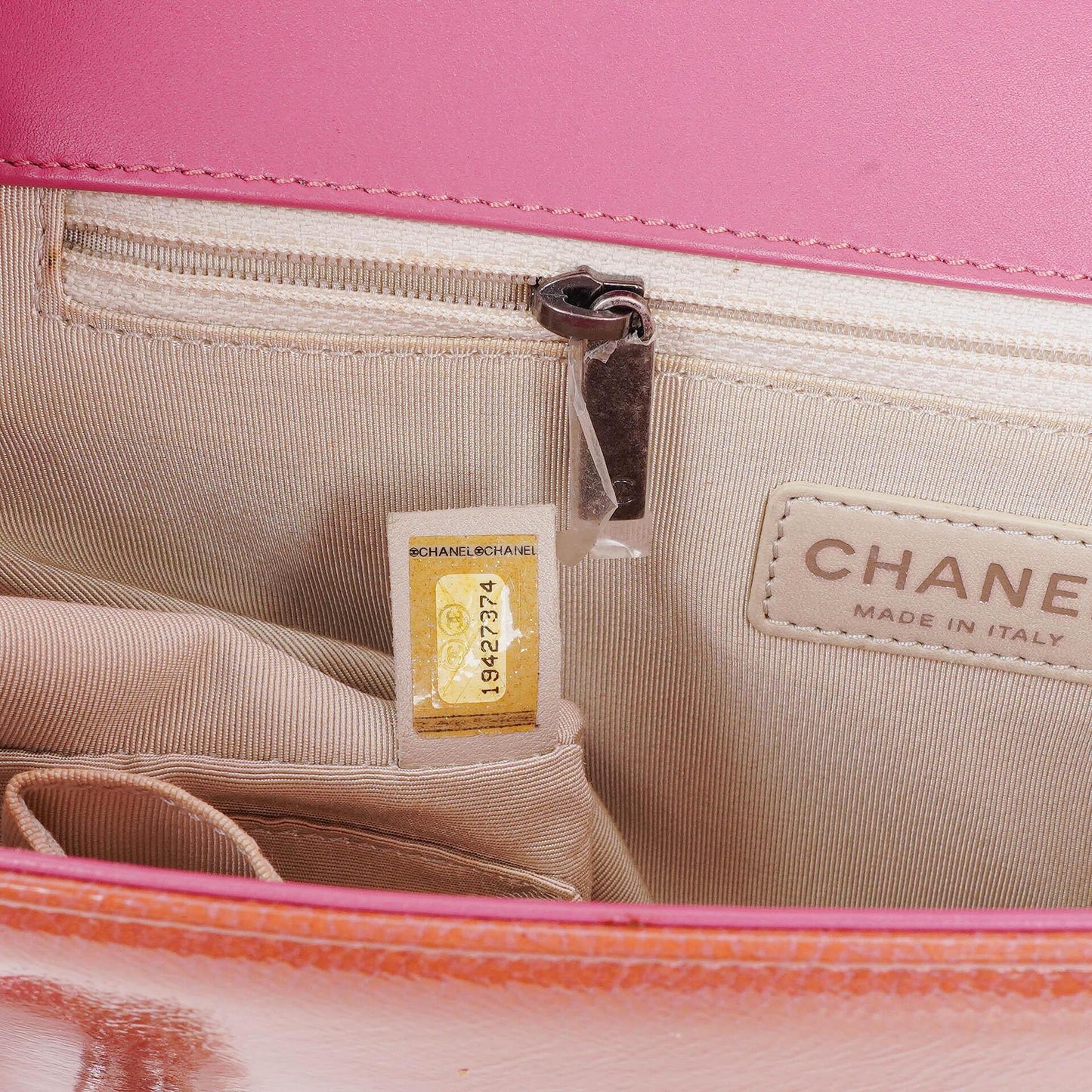 Chanel Boy Large Klappentasche aus rosa gestepptem Distressed-Lackleder