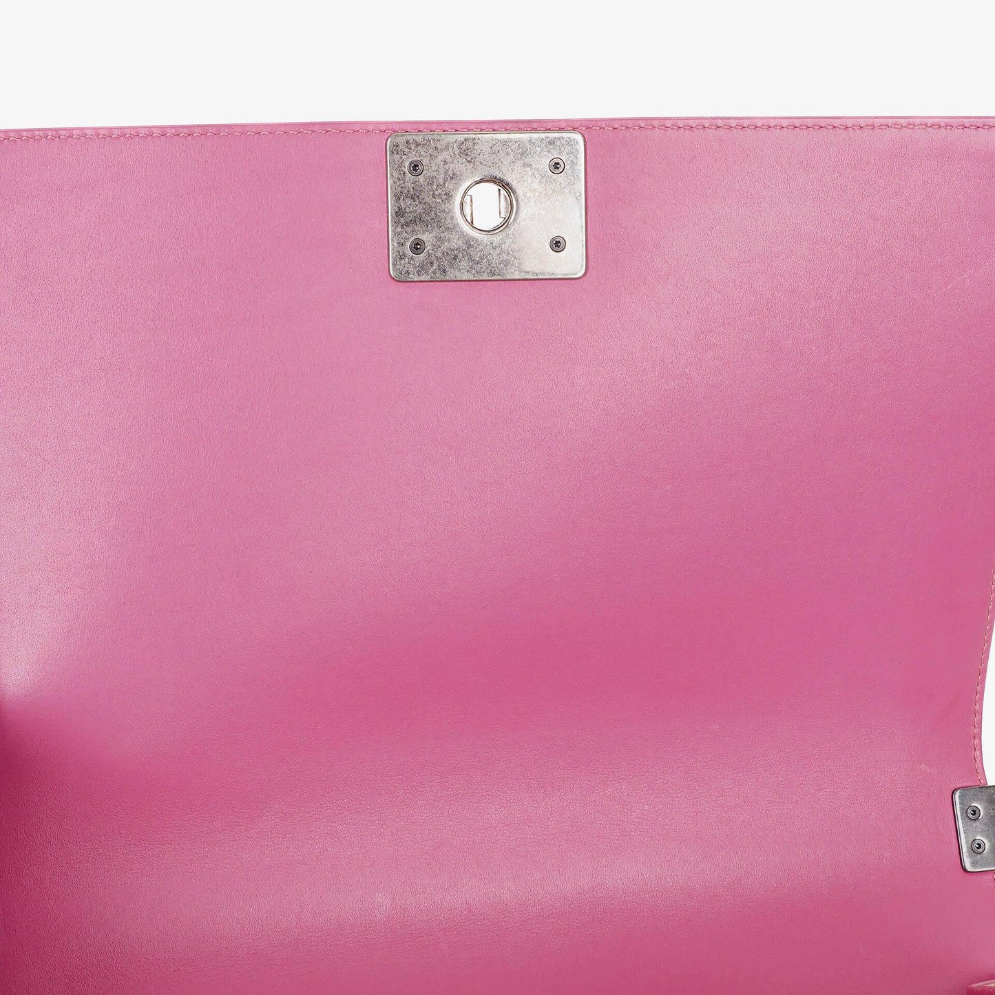 Chanel Boy Large Klappentasche aus rosa gestepptem Distressed-Lackleder
