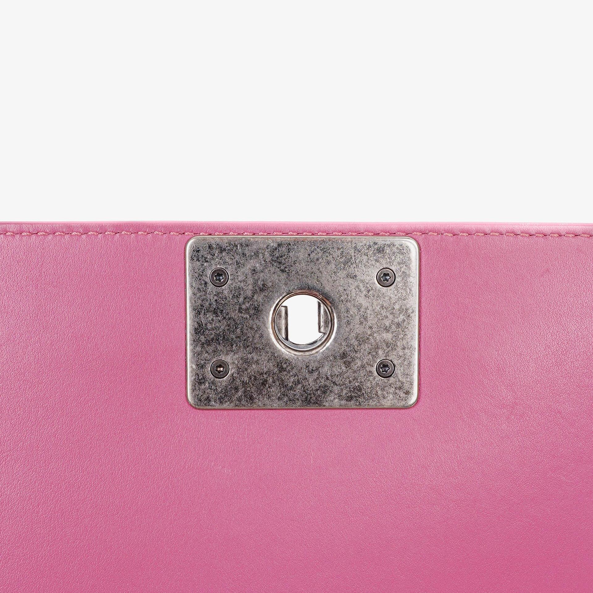Chanel Boy Large Klappentasche aus rosa gestepptem Distressed-Lackleder