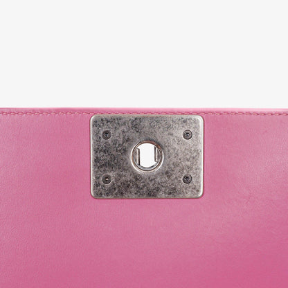 Chanel Boy Large Klappentasche aus rosa gestepptem Distressed-Lackleder
