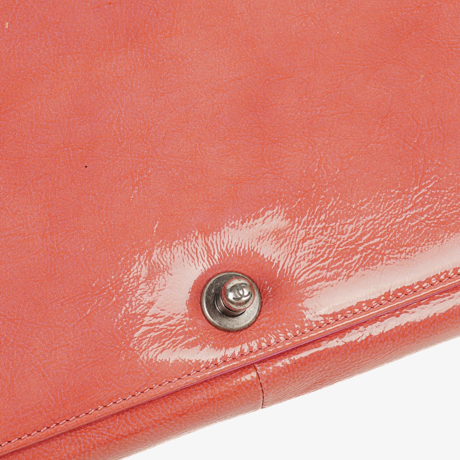 Chanel Boy Large Klappentasche aus rosa gestepptem Distressed-Lackleder