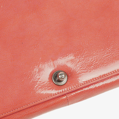 Chanel Boy Large Klappentasche aus rosa gestepptem Distressed-Lackleder