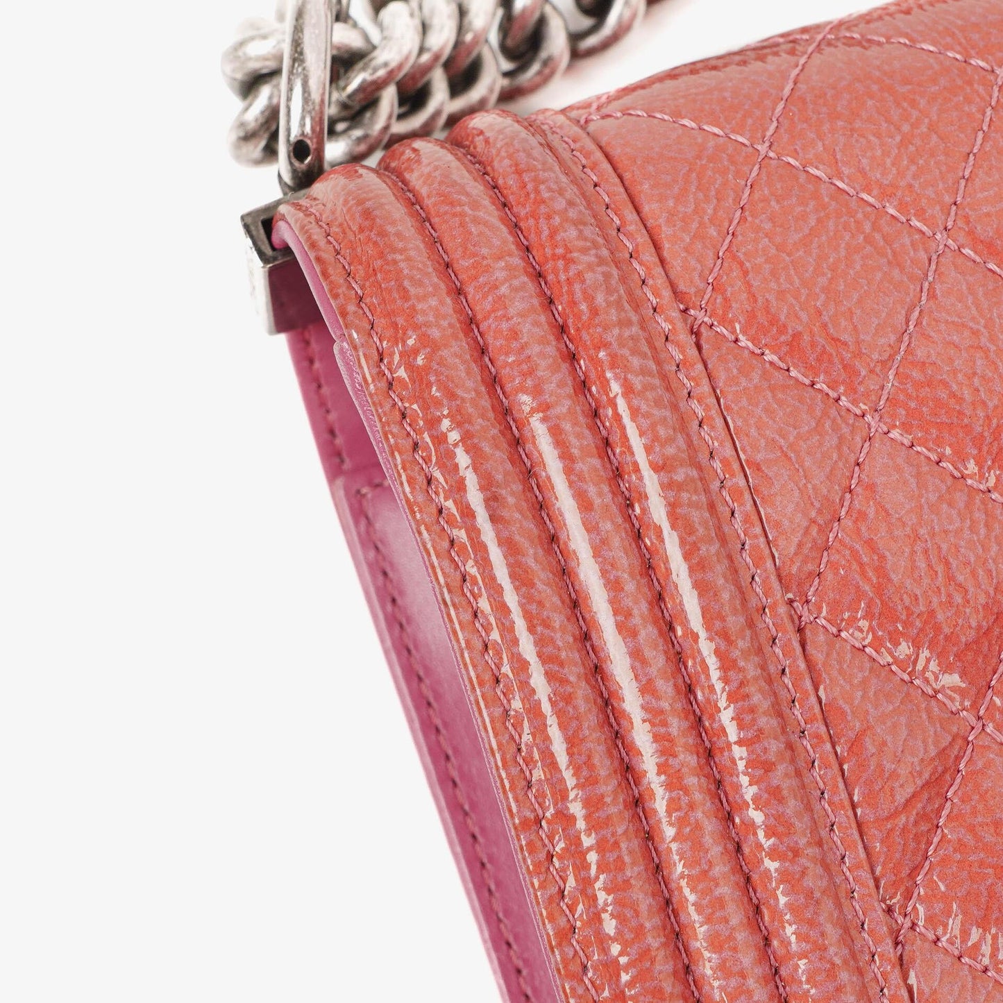 Chanel Boy Large Klappentasche aus rosa gestepptem Distressed-Lackleder