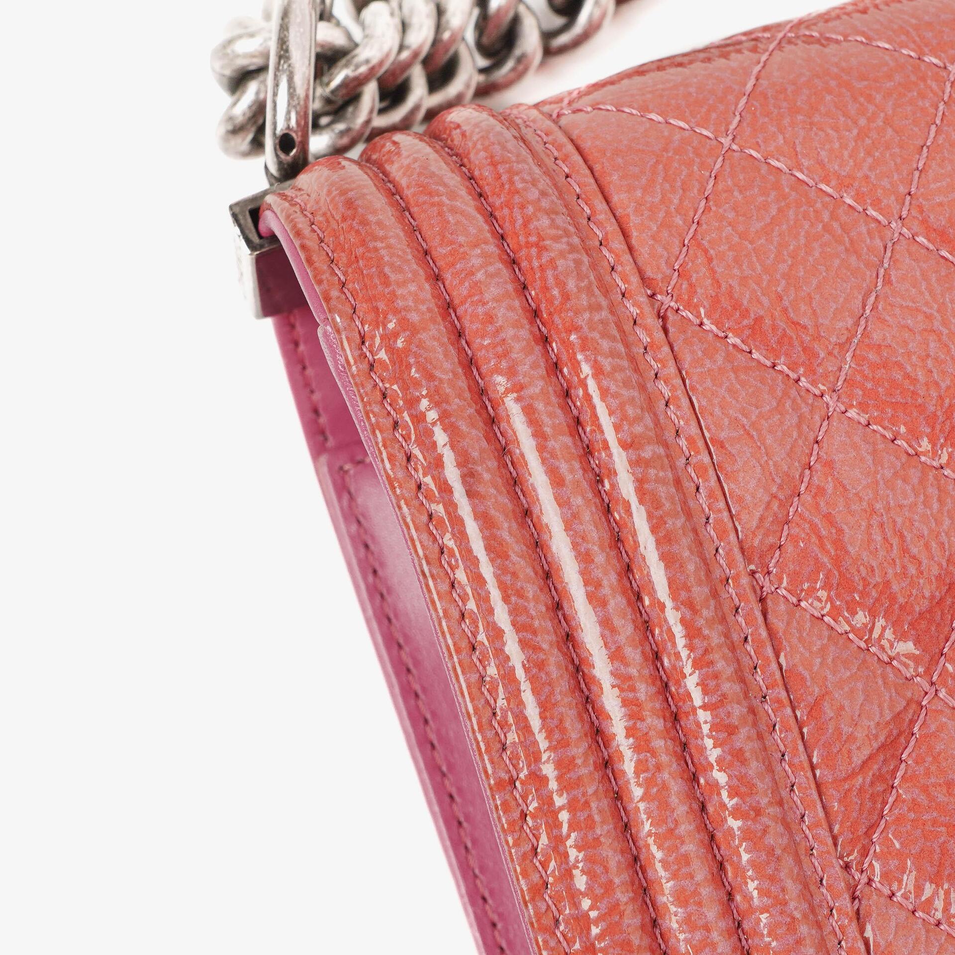 Chanel Boy Large Klappentasche aus rosa gestepptem Distressed-Lackleder
