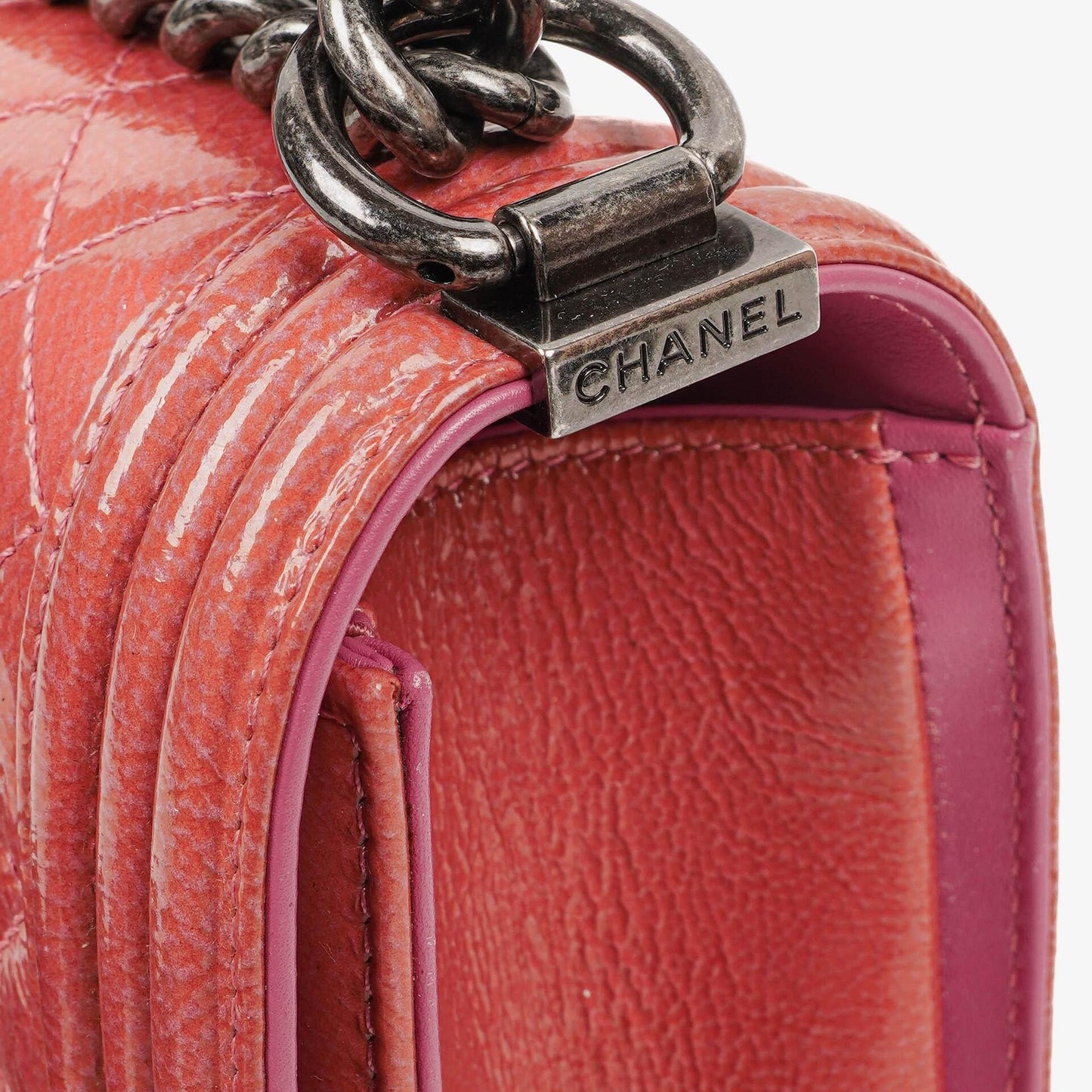 Chanel Boy Large Klappentasche aus rosa gestepptem Distressed-Lackleder