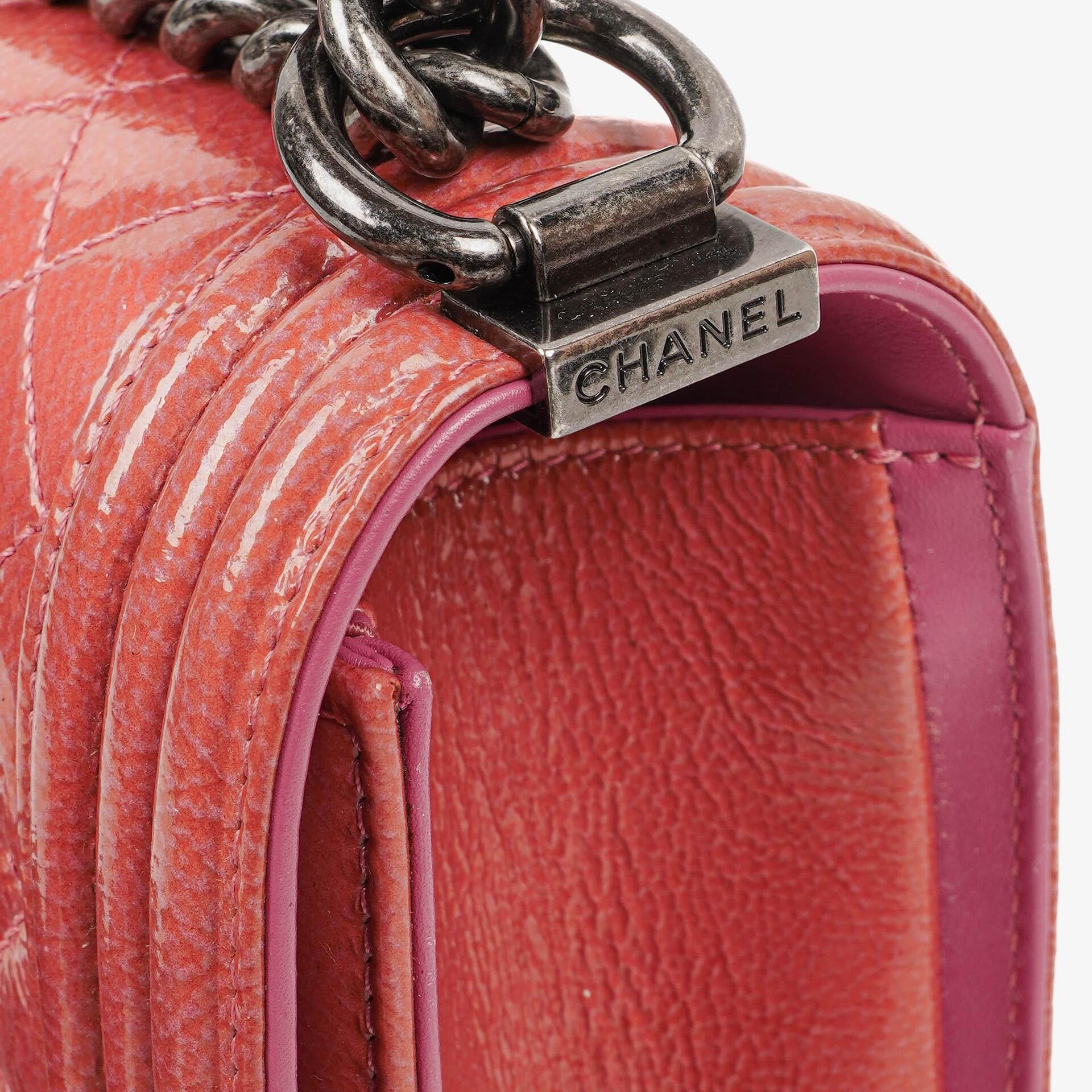 Chanel Boy Large Klappentasche aus rosa gestepptem Distressed-Lackleder