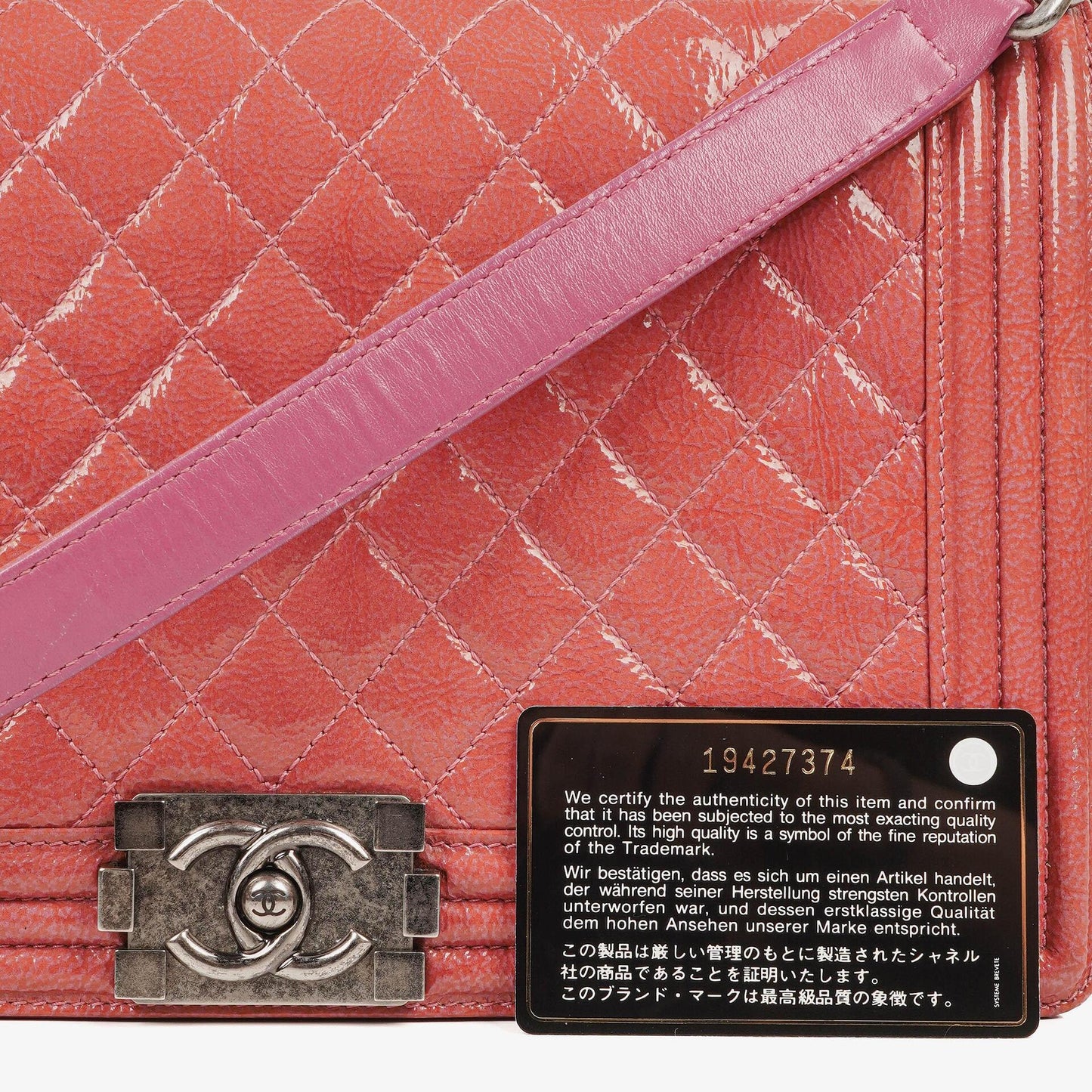 Chanel Boy Large Klappentasche aus rosa gestepptem Distressed-Lackleder