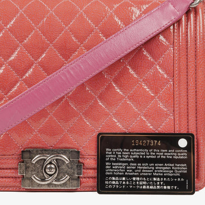 Chanel Boy Large Klappentasche aus rosa gestepptem Distressed-Lackleder