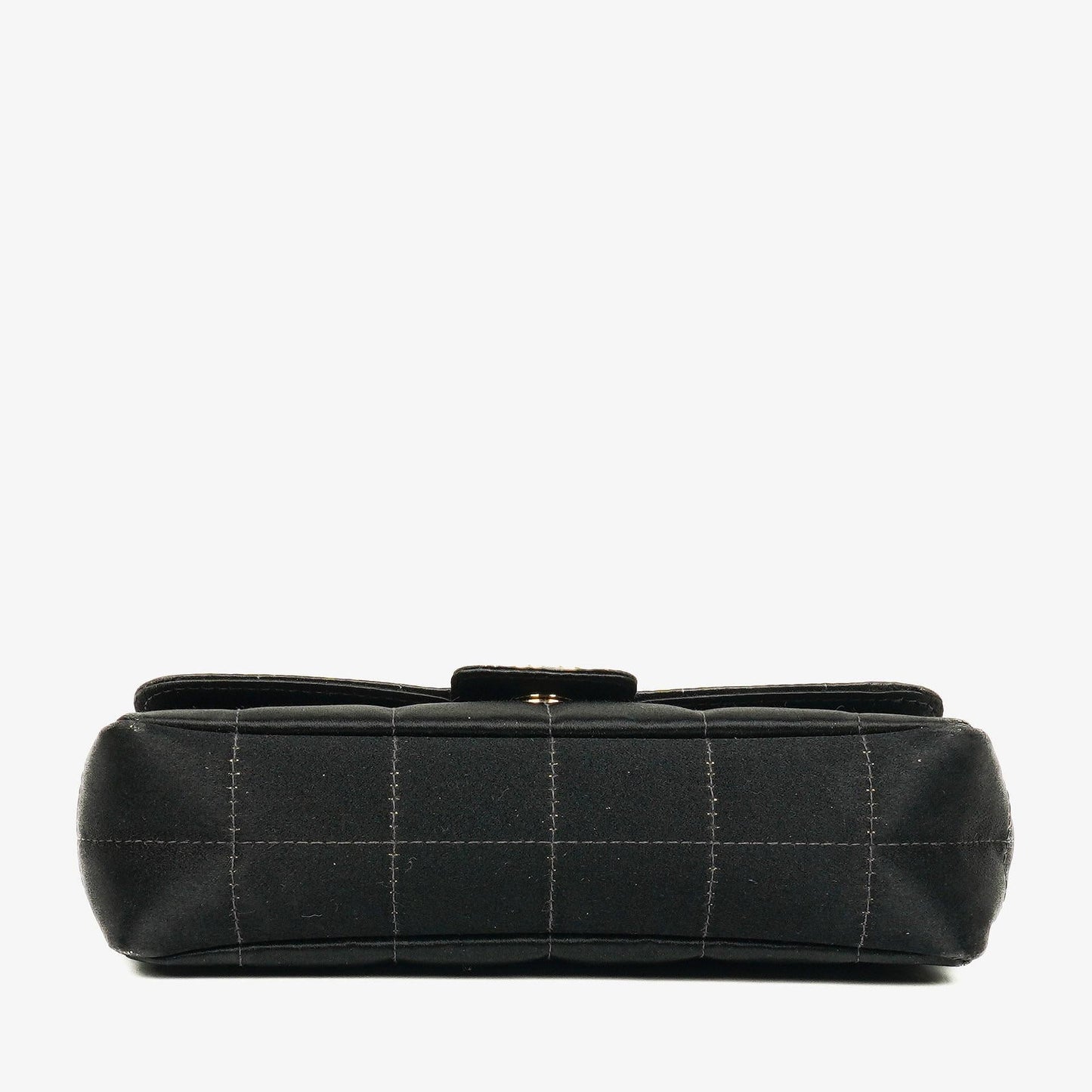 Chanel Chocolate Bar rechteckige Mini Flap Tasche aus schwarzem gestepptem Satin
