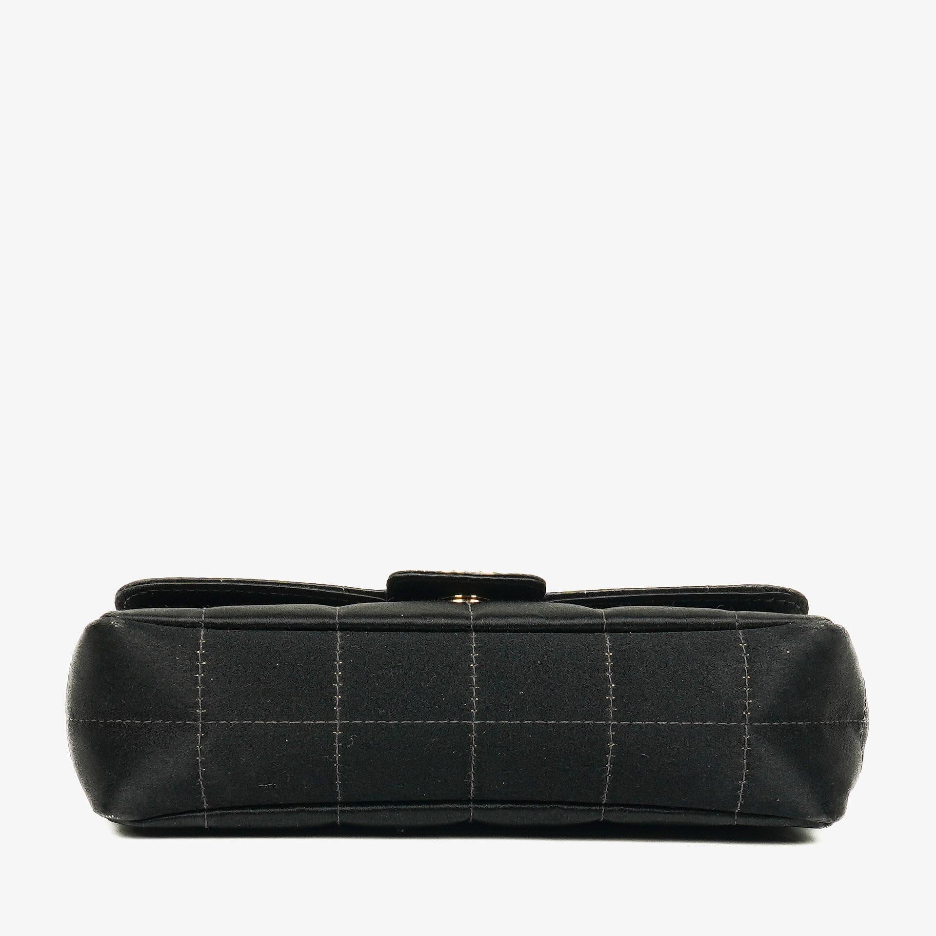Chanel Chocolate Bar rechteckige Mini Flap Tasche aus schwarzem gestepptem Satin