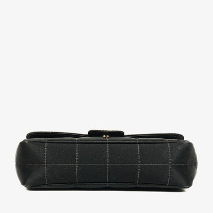 Chanel Chocolate Bar rechteckige Mini Flap Tasche aus schwarzem gestepptem Satin