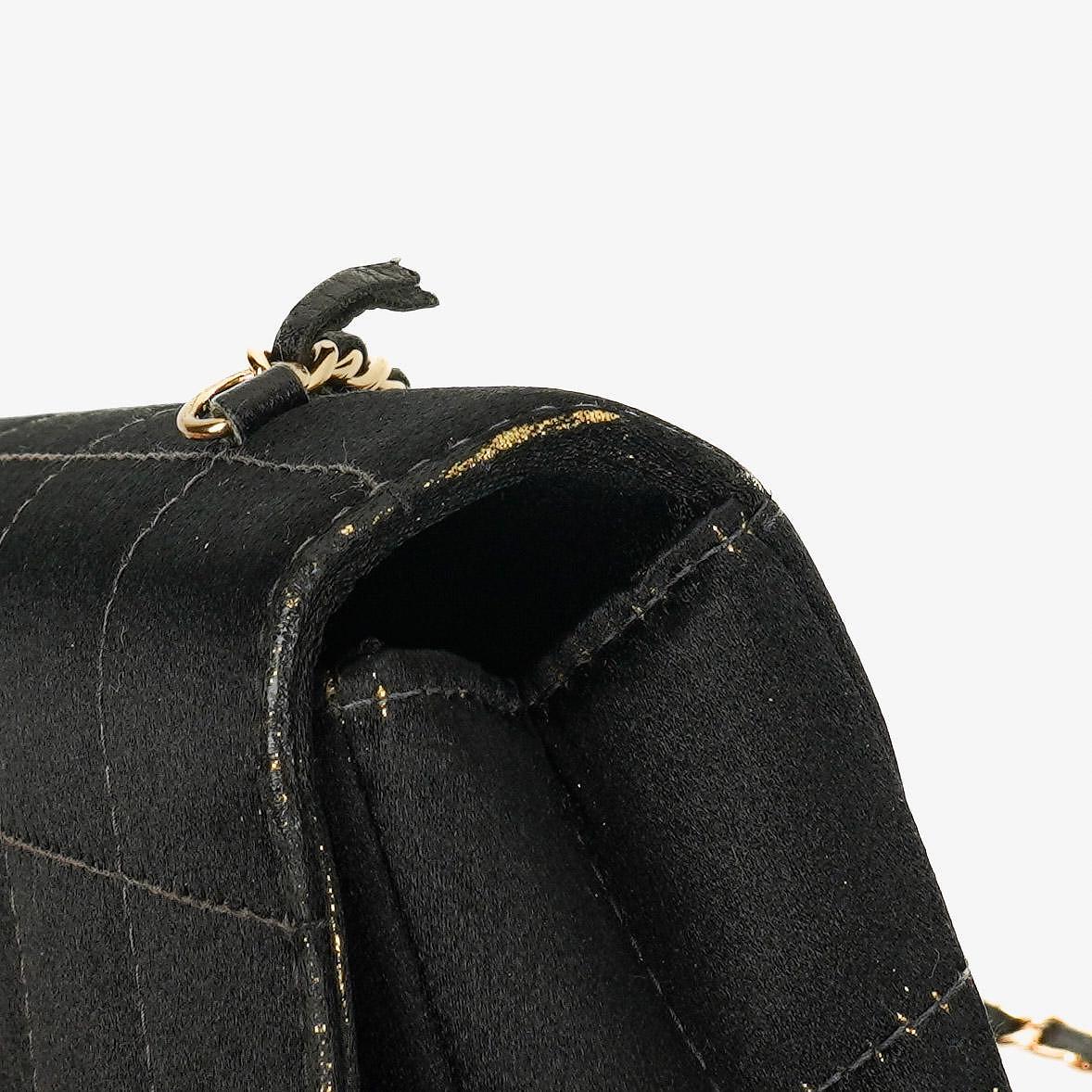Chanel Chocolate Bar rechteckige Mini Flap Tasche aus schwarzem gestepptem Satin