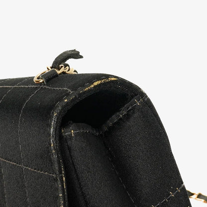 Chanel Chocolate Bar rechteckige Mini Flap Tasche aus schwarzem gestepptem Satin