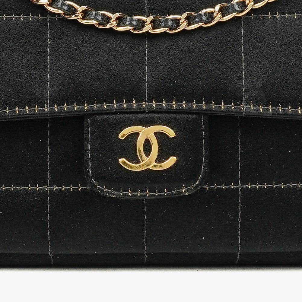 Chanel Chocolate Bar rechteckige Mini Flap Tasche aus schwarzem gestepptem Satin
