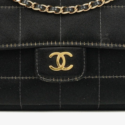 Chanel Chocolate Bar rechteckige Mini Flap Tasche aus schwarzem gestepptem Satin