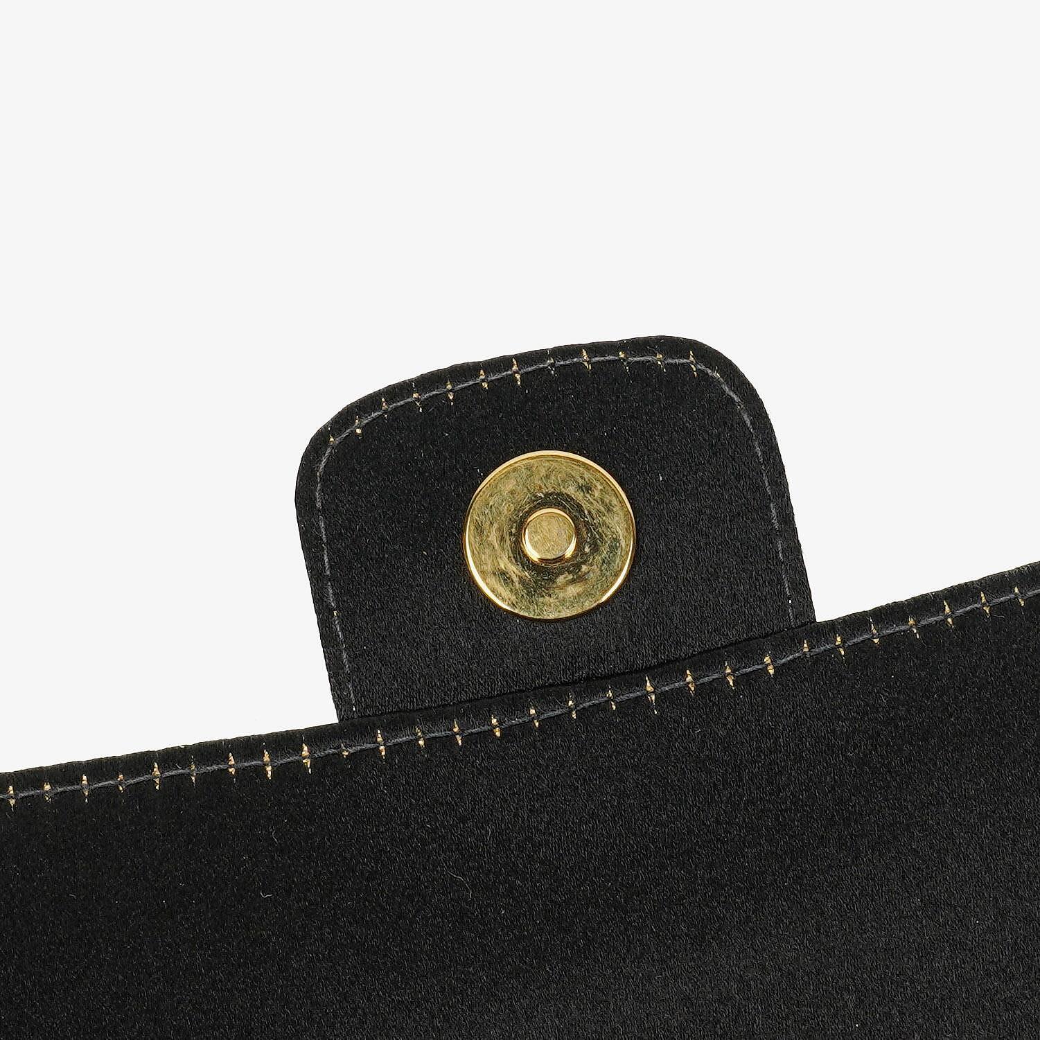 Chanel Chocolate Bar rechteckige Mini Flap Tasche aus schwarzem gestepptem Satin