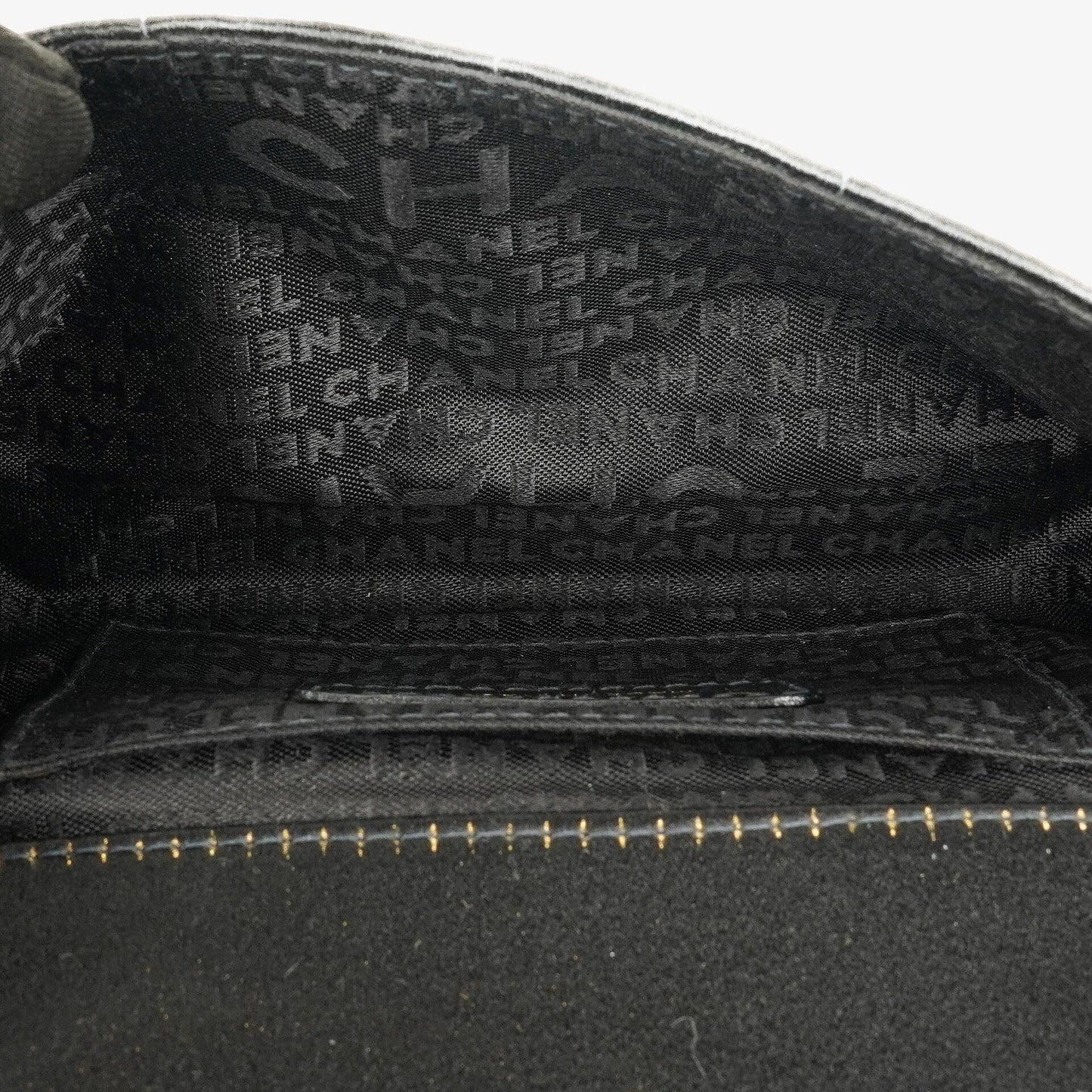 Chanel Chocolate Bar rechteckige Mini Flap Tasche aus schwarzem gestepptem Satin