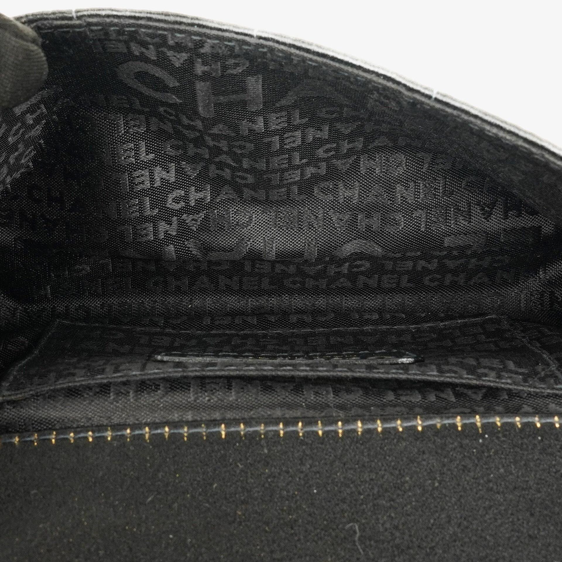 Chanel Chocolate Bar rechteckige Mini Flap Tasche aus schwarzem gestepptem Satin