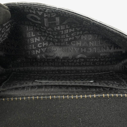 Chanel Chocolate Bar rechteckige Mini Flap Tasche aus schwarzem gestepptem Satin