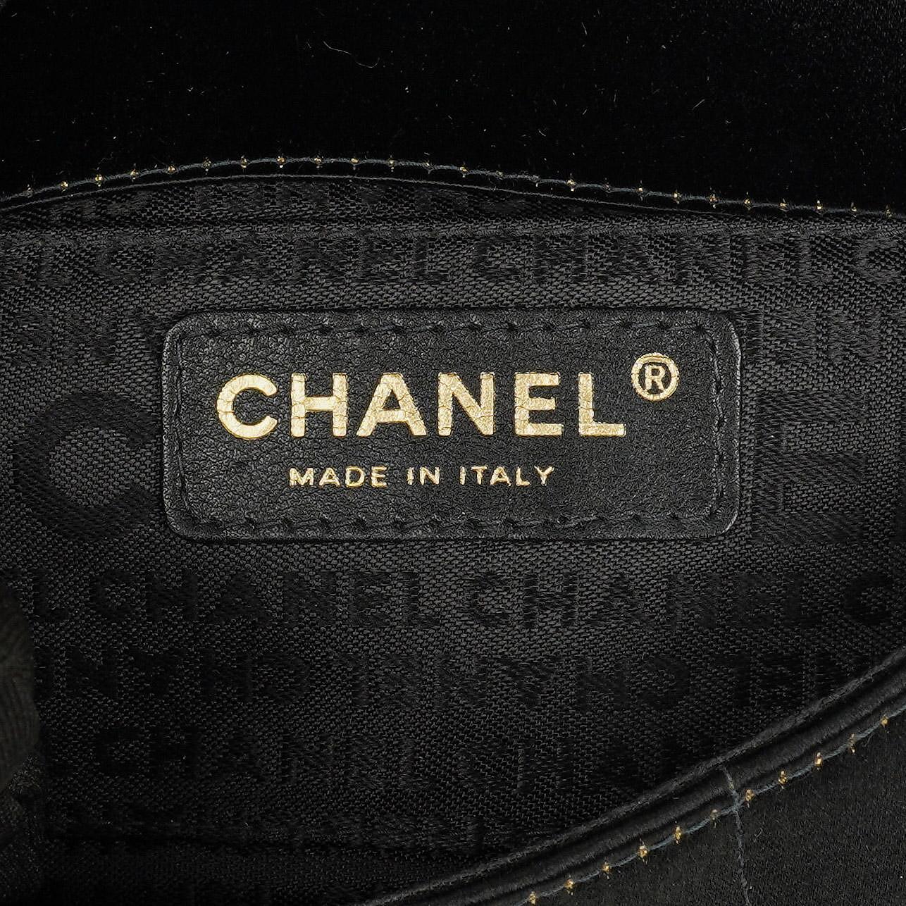 Chanel Chocolate Bar rechteckige Mini Flap Tasche aus schwarzem gestepptem Satin