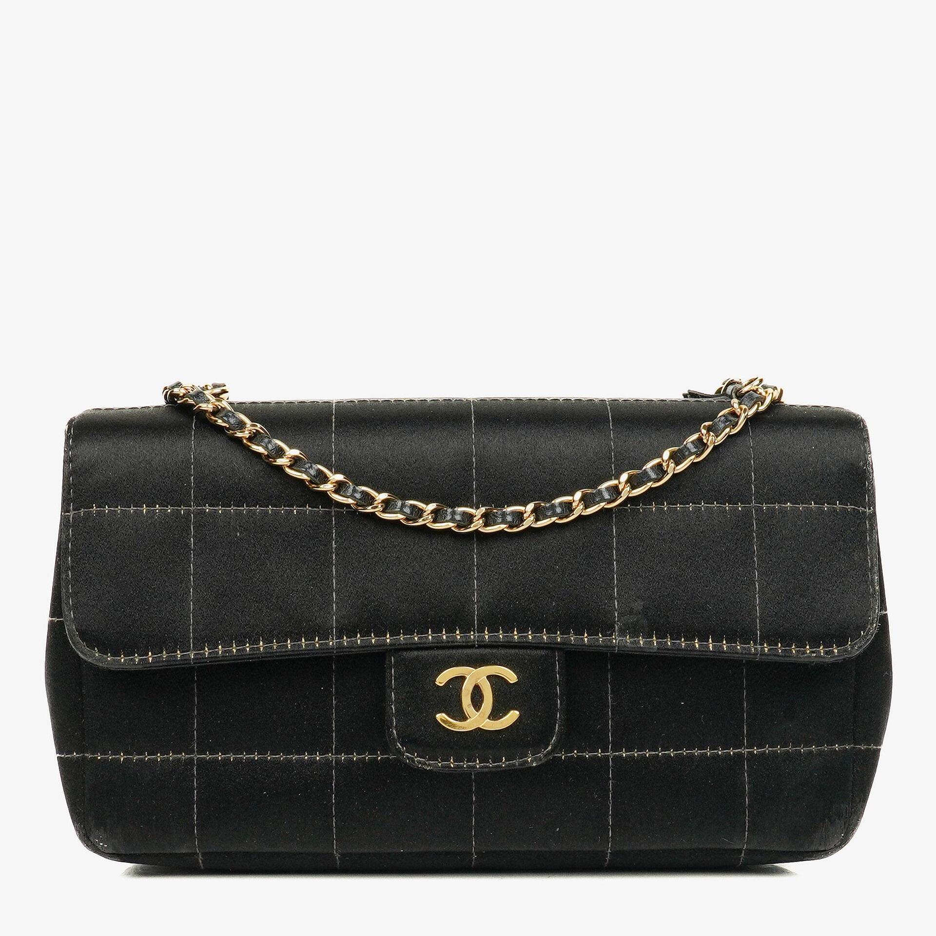 Chanel Chocolate Bar rechteckige Mini Flap Tasche aus schwarzem gestepptem Satin
