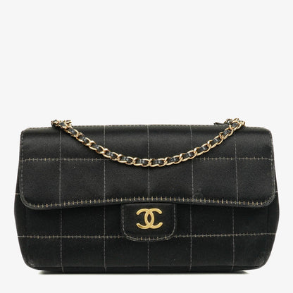 Chanel Chocolate Bar rechteckige Mini Flap Tasche aus schwarzem gestepptem Satin
