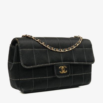 Chanel Chocolate Bar rechteckige Mini Flap Tasche aus schwarzem gestepptem Satin