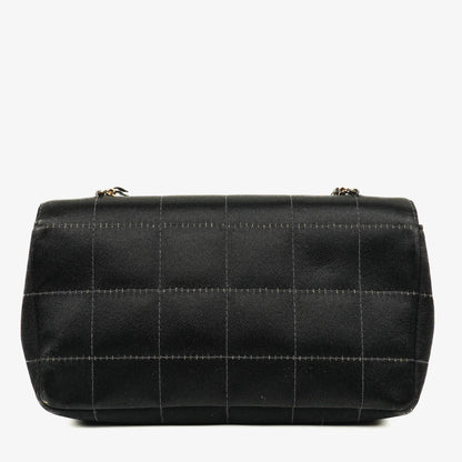 Chanel Chocolate Bar rechteckige Mini Flap Tasche aus schwarzem gestepptem Satin